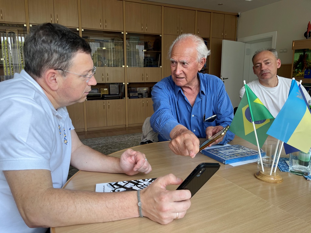 Голова українсько-бразильської репрезентації Віторіо (Віктор) Сиротюк презентує книгу з українсько-бразильської транслітерації